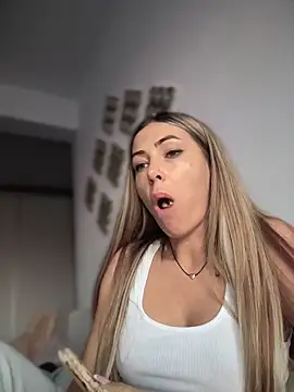 RaquelleDevon online show from April 5, 2026, 4:35 pm