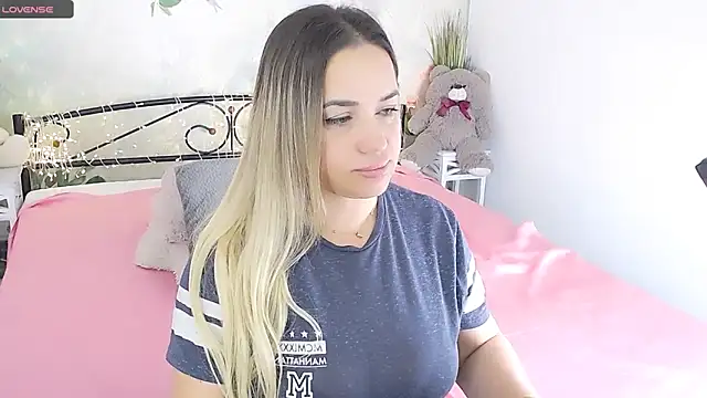 Snapshot of MilenaMiler_X chatting on March 22, 2025, 5:39 am MilenaMiler X online show from March 22, 2025, 5:39 am