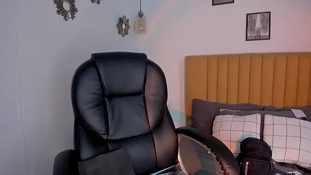 lara madisson online show from March 13, 2026, 11:43 pm