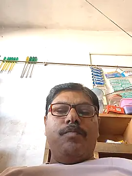 Snapshot of Srmotrs chatting on February 8, 2026, 6:44 am Srmotrs online show from February 8, 2026, 6:44 am