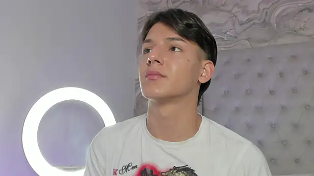 Snapshot of Kev_jenner chatting on September 13, 2025, 7:47 pm Kev jenner online show from September 13, 2025, 7:47 pm