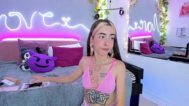 Snapshot of YouliteSllut2 chatting on February 21, 2025, 11:43 pm YouliteSllut2 online show from February 21, 2025, 11:43 pm