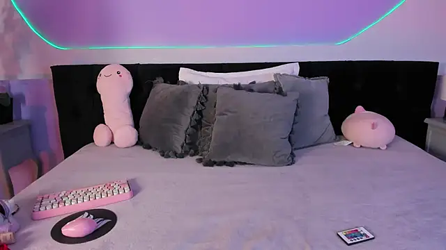 Julieta Cortes   online show from December 3, 2025, 12:04 pm