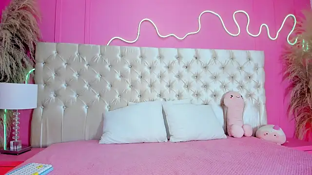 Julieta Cortes   online show from April 1, 2026, 12:06 pm