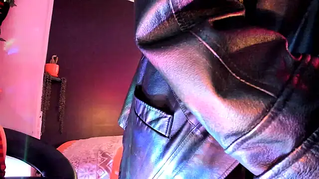 Snapshot of leatherz69 chatting on February 11, 2025, 2:03 am leatherz69 online show from February 11, 2025, 2:03 am