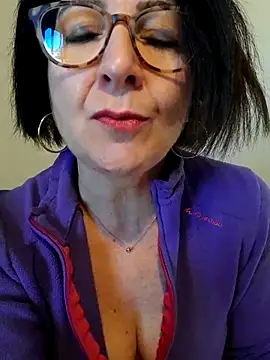 Snapshot of Viola8p chatting on October 5, 2025, 9:33 am Viola8p online show from October 5, 2025, 9:33 am