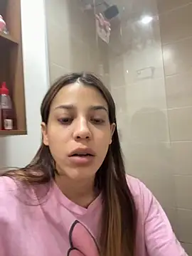 Snapshot of DanielaSaenz0 chatting on November 4, 2025, 3:32 am DanielaSaenz0 online show from November 4, 2025, 3:32 am