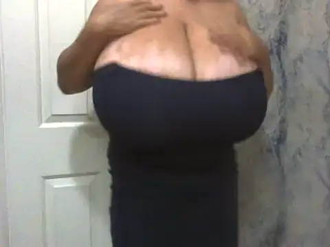 RoxiRedXXX online show from April 20, 2026, 8:32 pm