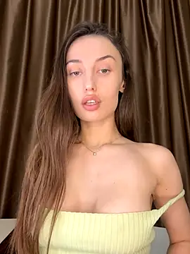 Snapshot of Polli_Kiss chatting on November 4, 2025, 8:23 pm Polli Kiss online show from November 4, 2025, 8:23 pm