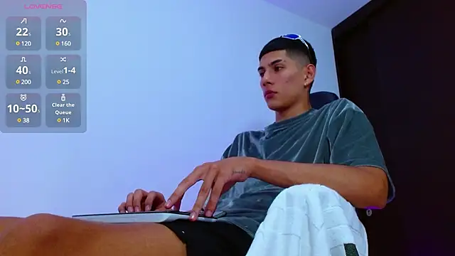 Snapshot of Valerio_20 chatting on February 28, 2025, 5:15 am Valerio 20 online show from February 28, 2025, 5:15 am