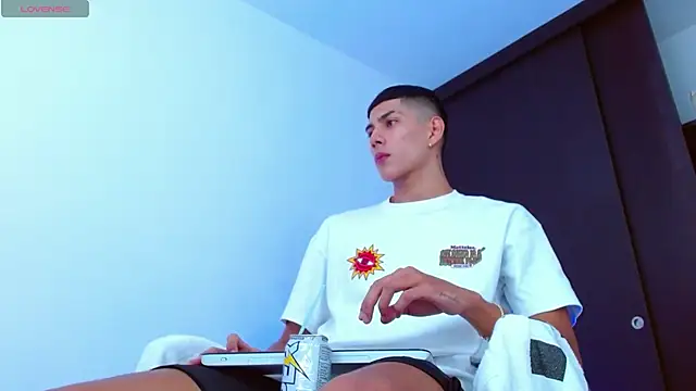 Snapshot of Valerio_20 chatting on March 15, 2025, 7:48 pm Valerio 20 online show from March 15, 2025, 7:48 pm