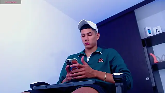 Snapshot of Valerio_20 chatting on February 12, 2025, 6:30 pm Valerio 20 online show from February 12, 2025, 6:30 pm