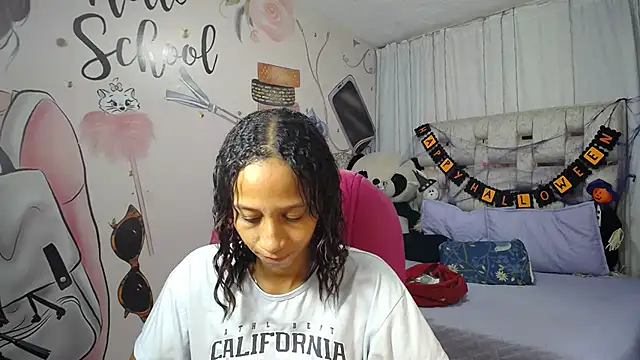 Snapshot of EMMA_SWEETT1 chatting on October 14, 2025, 6:30 pm EMMA SWEETT1 online show from October 14, 2025, 6:30 pm