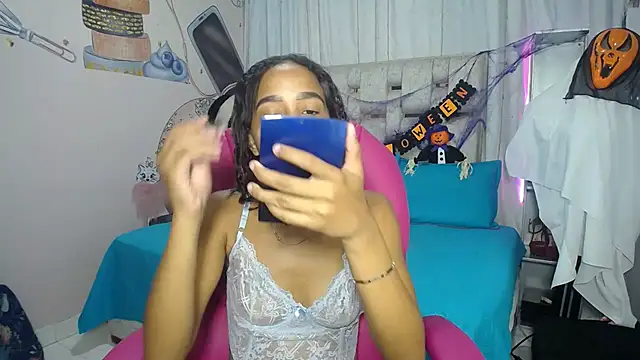 Snapshot of EMMA_SWEETT1 chatting on October 24, 2025, 1:10 pm EMMA SWEETT1 online show from October 24, 2025, 1:10 pm