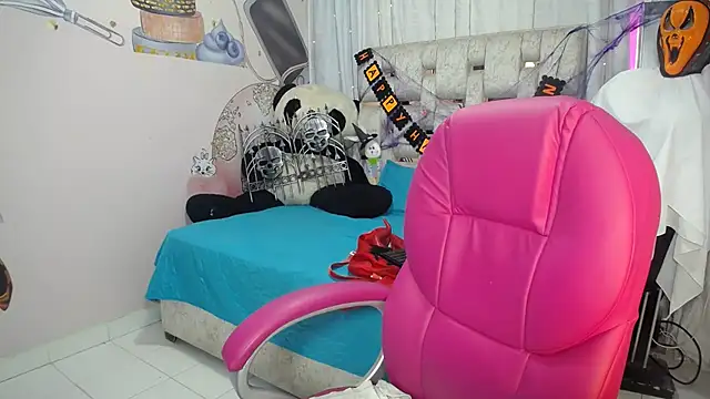 Snapshot of EMMA_SWEETT1 chatting on October 31, 2025, 12:46 pm EMMA SWEETT1 online show from October 31, 2025, 12:46 pm