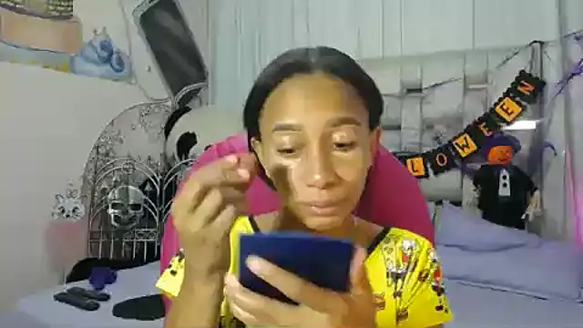 Snapshot of EMMA_SWEETT1 chatting on October 8, 2025, 12:39 pm EMMA SWEETT1 online show from October 8, 2025, 12:39 pm