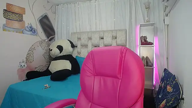 Snapshot of EMMA_SWEETT1 chatting on November 12, 2025, 12:31 pm EMMA SWEETT1 online show from November 12, 2025, 12:31 pm