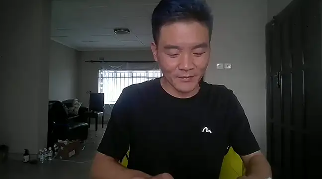 kisstoyousoon2024 online show from January 2, 2025, 7:55 am