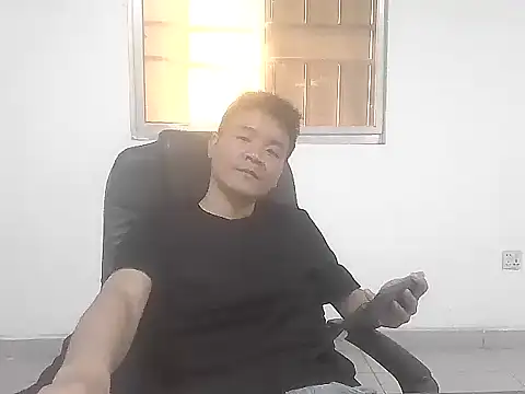 kisstoyousoon2024 online show from October 11, 2025, 3:24 pm