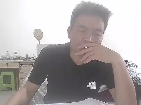 kisstoyousoon2024 online show from October 13, 2025, 7:43 am