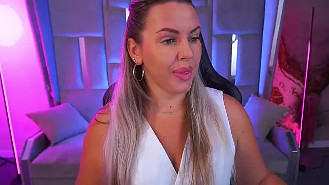 Snapshot of KiraCandyS chatting on September 19, 2025, 9:08 pm KiraCandyS online show from September 19, 2025, 9:08 pm