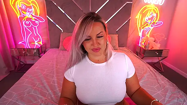 Snapshot of KiraCandyS chatting on September 8, 2025, 8:52 pm KiraCandyS online show from September 8, 2025, 8:52 pm