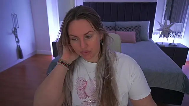 KiraCandyS online show from April 5, 2026, 8:04 pm