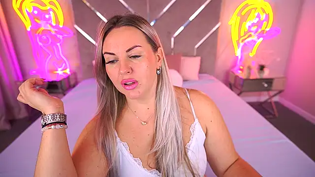 Snapshot of KiraCandyS chatting on November 10, 2025, 10:04 pm KiraCandyS online show from November 10, 2025, 10:04 pm