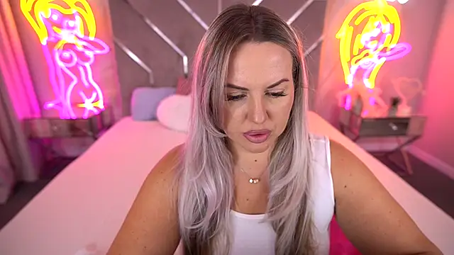 Snapshot of KiraCandyS chatting on October 15, 2025, 1:19 pm KiraCandyS online show from October 15, 2025, 1:19 pm