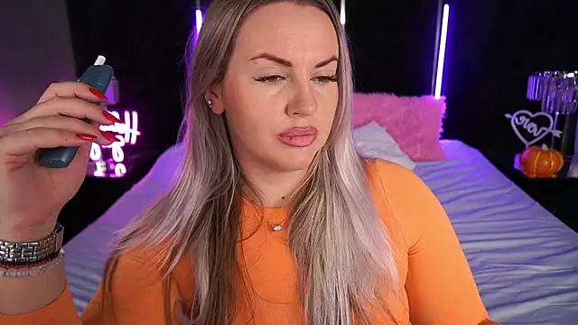 Snapshot of KiraCandyS chatting on November 8, 2025, 11:19 pm KiraCandyS online show from November 8, 2025, 11:19 pm