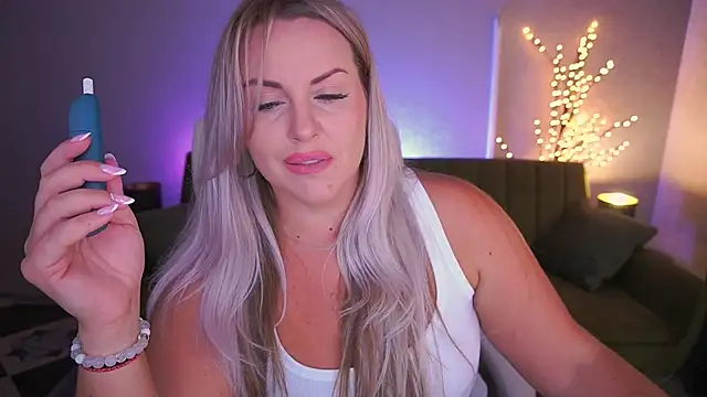 Snapshot of KiraCandyS chatting on September 15, 2025, 8:31 pm KiraCandyS online show from September 15, 2025, 8:31 pm