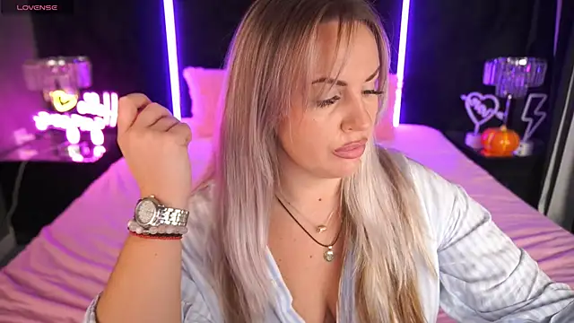 Snapshot of KiraCandyS chatting on November 18, 2025, 10:02 pm KiraCandyS online show from November 18, 2025, 10:02 pm