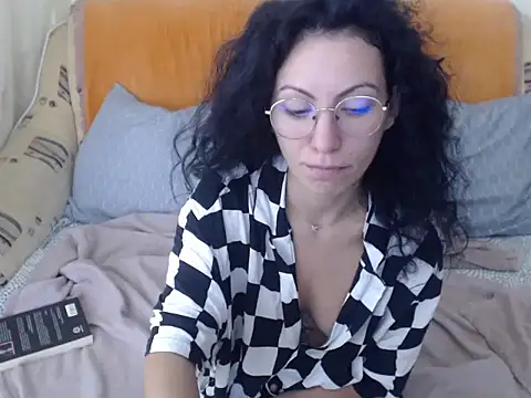 Snapshot of Emmatoo chatting on November 2, 2025, 10:53 am Emmatoo online show from November 2, 2025, 10:53 am