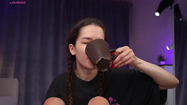 Amely Young online show from April 8, 2026, 1:40 am