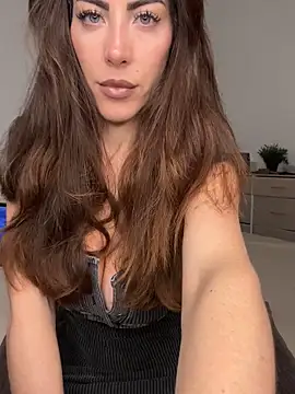 Snapshot of Eyline chatting on December 4, 2025, 1:54 pm Eyline online show from December 4, 2025, 1:54 pm