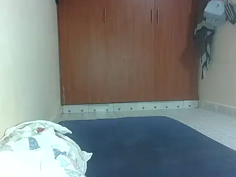 hotebbbyy online show from April 17, 2026, 5:38 pm