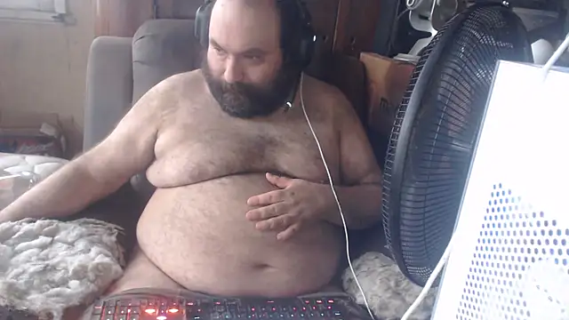 Snapshot of hairyhulk chatting on April 1, 2026, 9:45 pm hairyhulk online show from April 1, 2026, 9:45 pm