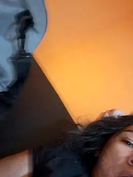 miicheele32 online show from November 5, 2025, 8:45 pm