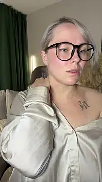 Snapshot of Charming_Daphny chatting on May 22, 2026, 6:44 am Charming Daphny online show from May 22, 2026, 6:44 am