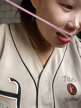 Snapshot of Laura8910 chatting on March 5, 2025, 5:50 am Laura8910 online show from March 5, 2025, 5:50 am