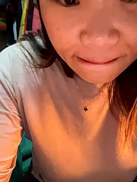 Snapshot of Laura8910 chatting on December 3, 2024, 5:37 am Laura8910 online show from December 3, 2024, 5:37 am