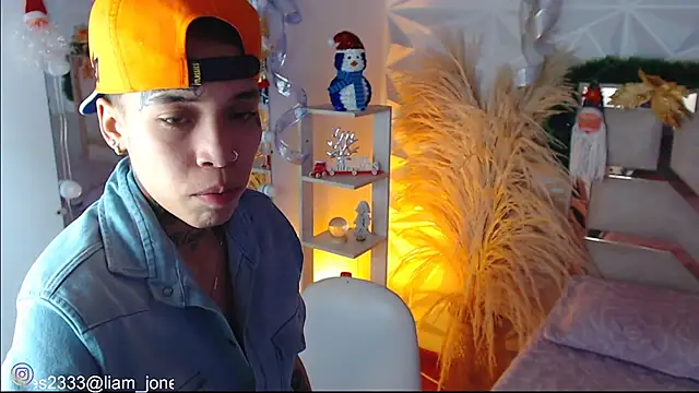 Snapshot of Jonesliam23 chatting on December 4, 2025, 7:24 pm Jonesliam23 online show from December 4, 2025, 7:24 pm