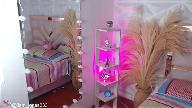 Snapshot of Jonesliam23 chatting on November 18, 2025, 7:39 pm Jonesliam23 online show from November 18, 2025, 7:39 pm