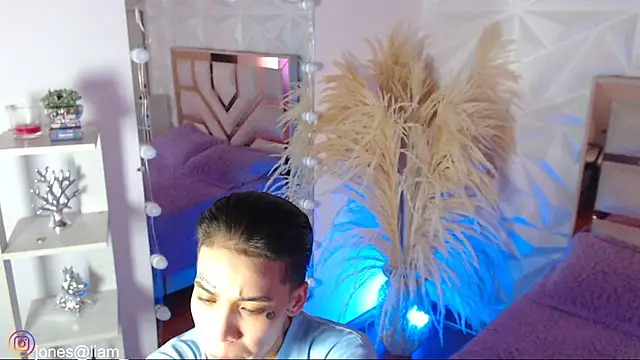 Jonesliam23 online show from February 2, 2026, 7:13 pm