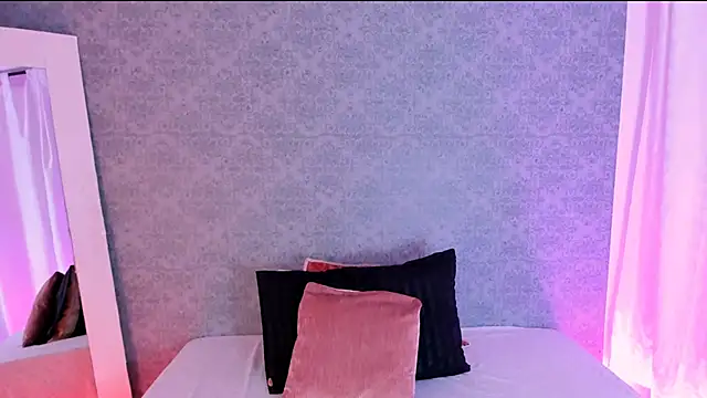 Snapshot of CatrinaRossi chatting on February 7, 2025, 10:19 pm CatrinaRossi online show from February 7, 2025, 10:19 pm