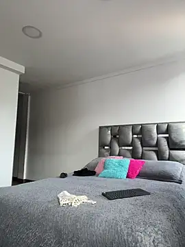 Snapshot of LauraCadwell chatting on October 25, 2025, 12:17 pm LauraCadwell online show from October 25, 2025, 12:17 pm