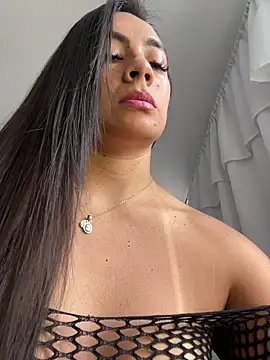 Snapshot of LauraCadwell chatting on November 5, 2025, 12:08 pm LauraCadwell online show from November 5, 2025, 12:08 pm