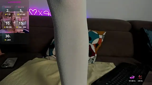 justchloex online show from October 31, 2025, 8:00 am