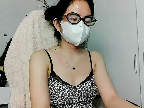 Yin-girl online show from November 19, 2025, 7:52 am