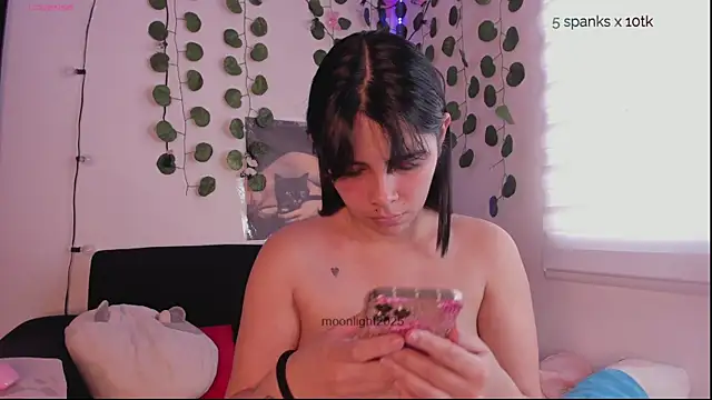 Snapshot of moonliiiight1 chatting on October 26, 2025, 5:57 pm moonliiiight1 online show from October 26, 2025, 5:57 pm